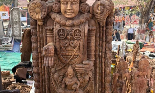  अंतर्राष्ट्रीय सूरजकुंड मेले में एक स्टॉल ऐसी जहां लकड़ी पर होती है गजब की नक्काशी, मूर्तियां देख रह जाएंगे निहारते 