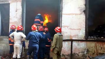 दिल्ली में कपड़ों के वेयरहाउस में लगी आग, करीब 4 घंटे से आग बुझाने में जुटे फायर ब्रिगेड कर्मी; अब तक काबू नहीं