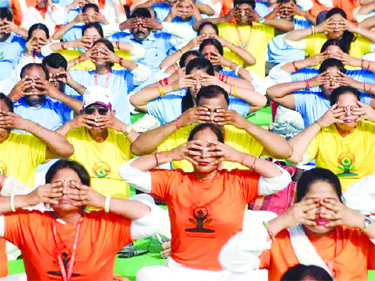 दुनिया भर में हजारों लोग अंतर्राष्ट्रीय योग दिवस कार्यक्रमों में शामिल हुए 