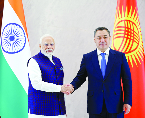 प्रधानमंत्री मोदी ने बिश्केक में महात्मा गांधी को श्रद्धांजलि दी, भारत के मित्रों से संवाद किया 