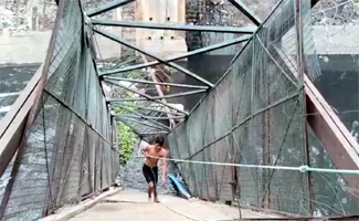 दिल्ली के रूप नगर में बड़ा हादसा, नाले के ऊपर बना लोहे का पुल गिरा; एक महिला पानी में बही