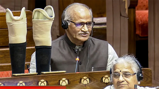 कौन हैं सी सदानंदन मास्टर, उन्होंने राज्य सभा की टेबल पर क्यों रख दिए अपने नकली पैर