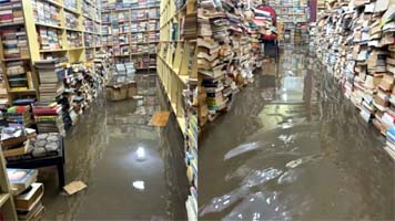 5,000 किताबें एक रात में हुईं बर्बाद, बेंगलुरु के 'द बुकवर्म' में भारी बारिश से आई बाढ़ ने मचाई तबाही