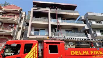 विवेक विहार अग्निकांड में सामने आई बड़ी लापरवाही- बेसमेंट समेत चार मंजिल मकान लेकिन कोई इमरजेंसी Exit नहीं, छत पर ताला