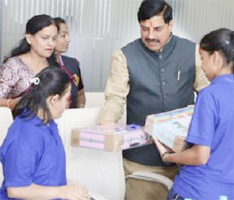 डॉ. मोहन यादव ने अपने जन्म दिवस पर दिव्यांग बच्चों को दुलारा   