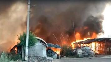 हापुड़ में भीषण आग का तांडव! 70 झुग्गियां राख… दो फैक्ट्रियां भी जलीं