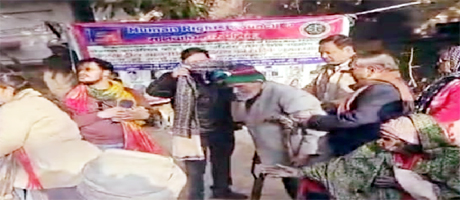 जरूरतमंद लोगों को कैंप लगाकर किए गर्म कपड़े वितरित   