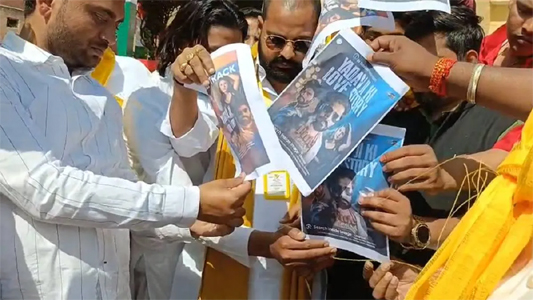 घूसखोर पंडत' के बाद 'यादव जी की लव स्टोरी' पर मचा बवाल, विवादों में उलझी कहानी, कई जिलों में उठी आवाज