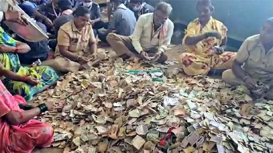 बाप रे इतना पैसा! मंदिर के चढ़ावे में मिला करोड़ों का दान, हुआ रिकॉर्ड कलेक्शन; नोट गिनते-गिनते थक गए लोग