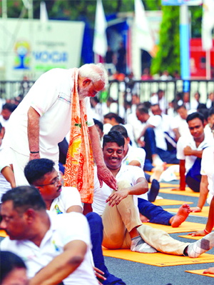 शांति का मार्ग प्रशस्त कर सकता है योग मोदी 