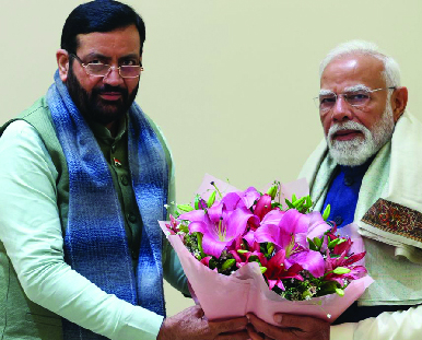 भारत के प्रधानमंत्री नरेंद्र मोदी से नई दिल्ली में हरियाणा के मुख्यमंत्री नायब सिंह सैनी शिष्टाचार भेंट करते हुए। 