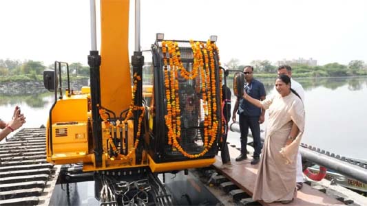 मुख्यमंत्री रेखा गुप्ता ने अत्याधुनिक उभयचर एक्स्कवेटर मशीनों को हरी झंडी दिखाई, हुई नजफगढ़ ड्रेन की सफाई की शुरुआत