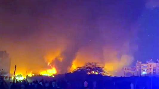 दिल्ली के उत्तम नगर में मछली मंडी में लगी भीषण आग, कई दुकानें और झुग्गियां खाक