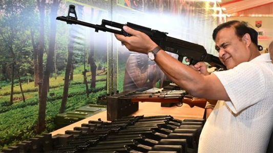 असम चुनाव से पहले नया विवाद: CM सरमा का 'प्‍वाइंट ब्‍लैंक शॉट', वीडियो और राजनीतिक हंगामा