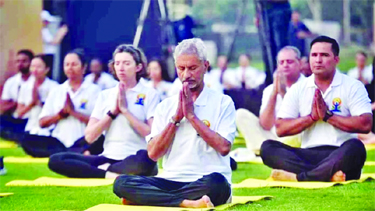 विदेश मंत्री जयशंकर के साथ राजनयिकों ने किया योग 