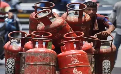1000 रुपये के पार पहुंचा सिलेंडर, आखिर कब खत्म होगी गैस की ये किल्लत?
