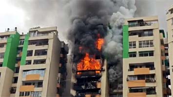 गाजियाबाद की ग्रीन एवेन्यू सोसाइटी के प्लैट में लगी भीषण आग, मौके पर दमकल की कई गाड़ियां