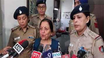 PM मोदी का बताकर पोस्ट किया था फर्जी वीडियो, मधु किश्वर के दफ़्तर पहुंची चंडीगढ़ पुलिस, पूछताछ के बाद थमाया नोटिस