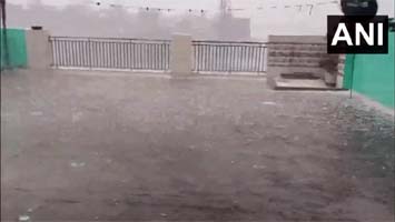 दिल्ली में मौसम ने फिर ली करवट, कई इलाकों में तेज बारिश के साथ गिरे ओले