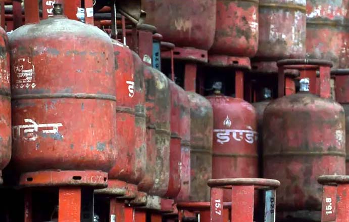 गैस सिलेंडर बुक होने के बाद डीलर ज्यादा पैसे मांगे या सिलेंडर न दे, तो तुरंत इन नंबरों पर करें शिकायत!