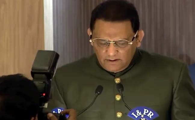 टीम इंडिया के पूर्व कैप्टन मोहम्मद अजहरुद्दीन बने मंत्री, तेलंगाना के राज्यपाल ने दिलाई शपथ