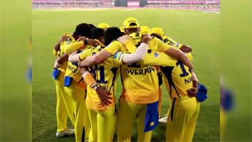 मुंबई के खिलाफ भिड़ंत से पहले दुख के सागर में डूबी चेन्नई की टीम, स्टार गेंदबाज की मां का हुआ निधन