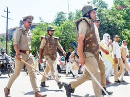 नोएडा में फिर बवाल.. पुलिस की गाड़ियों पर पत्थरबाजी, नहीं शांत हुआ कर्मचारियों का प्रदर्शन