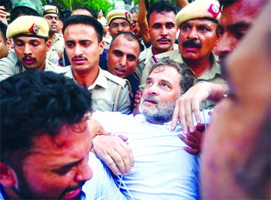 प्रधानमंत्री आवास के निकट कांग्रेस का धरना, राहुल-प्रियंका समेत कई नेता हिरासत में लिए गए 
