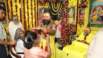 प्रेमानंद महाराज के दर्शन करने केली कुंज पहुंची राष्ट्रपति द्रौपदी मुर्मू, शिष्यों ने भव्य तरीके से किया स्वागत