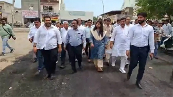 सोनीपत में बिना तारकोल के बनाई सड़क, डिवाइडर से सीमेंट गायब, जांच के लिए पहुंचे हरियाणा के प्रधान सचिव