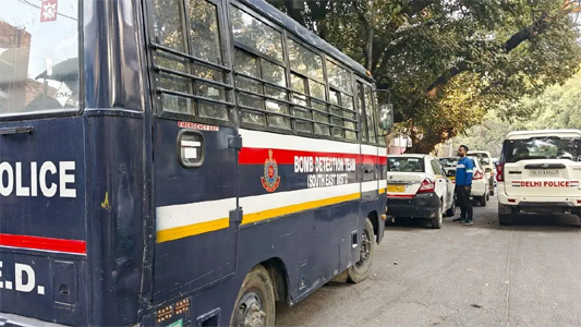 दिल्ली के तीन स्कूलों बम से उड़ाने की धमकी, ई-मेल आते ही एक्टिव हुआ साइबर सेल; जांच जारी