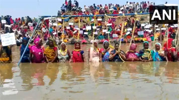 छतरपुर में आदिवासी महिलाएं कर रहीं 'पंचतत्व आंदोलन', सरकारी परियोजना से परेशान नदी में लगाती दिखीं फंदा