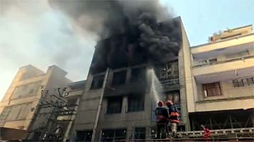 नरेला इलाके में जूते की फैक्टरी में लगी भीषण आग, आसमान में छाया काला धुआं; दमकलकर्मी मौके पर