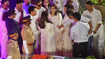 आशा भोसले के अंतिम संस्कार में पत्नी अंजलि के साथ पहुंचे सचिन तेंदुलकर, आखिरी बार अर्जुन तेंदुलकर की शादी में नजर आई थीं सिंगर  