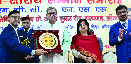 हरियाणा लोक भवन में कर्तव्य पथ पर गणतंत्र दिवस परेड में भाग लेने वाले एनसीसी कैडेट्स, एनएसएस वॉलंटियर्स को सम्मानित किया गया 