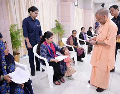 जनता दर्शन में दिखा सीएम योगी का मानवीय चेहरा, भाई की गुहार पर बहन को तत्काल लोहिया अस्पताल भेजा 