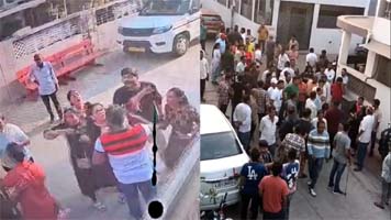 जंग का मैदान बना सूरत महानगर पालिका का चुनाव, बीजेपी और निर्दलीय उम्मीदवारों के समर्थक आपस में भिड़े