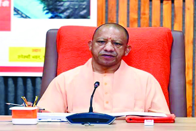 छोटी से छोटी घटनाओं पर भी नजर रखें डीएम व एसपी: योगी
