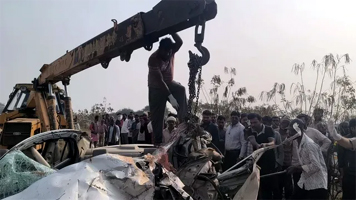 छत्तीसगढ़: धमतरी में बस-कार की जोरदार भिड़ंत, CRPF के तीन जवानों समेत 4 लोगों की मौत