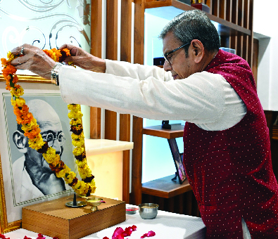 राज्यपाल ने महात्मा गांधी की पुण्यतिथि पर उन्हें श्रद्धांजलि दी 