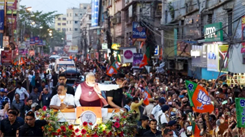  हावड़ा के रोड शो में समर्थकों को भीड़ देख गदगद हुए PM मोदी